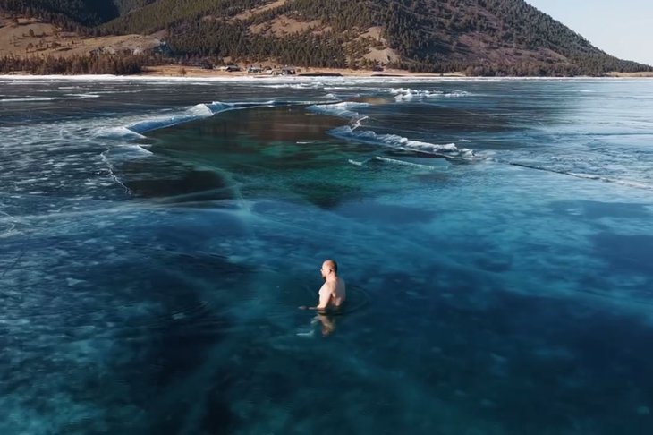 Купание в трещине во льду Байкала. Скриншот видео из телеграм-канала Александра Данадоева