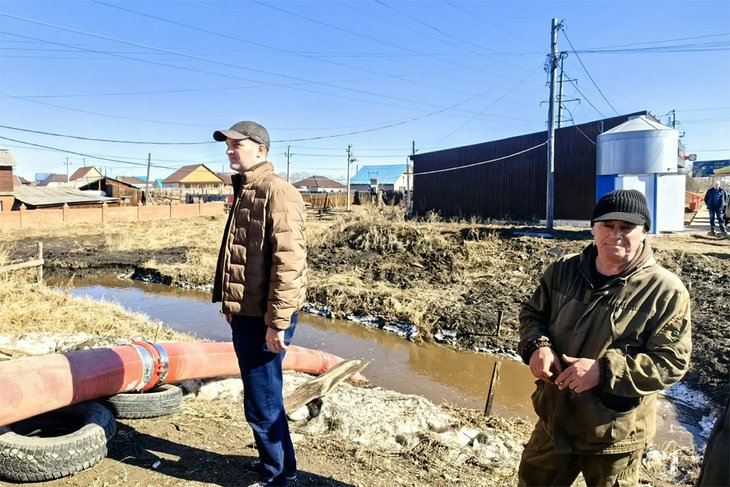 Откачка воды в Хомутово. Фото пресс-службы правительства Иркутской области