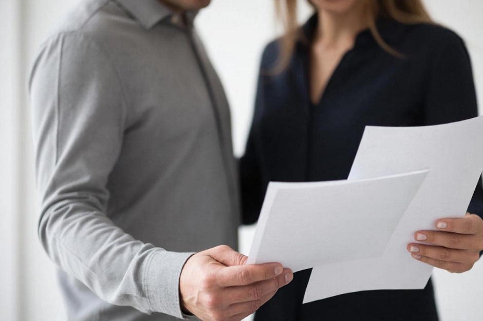 Пара с документами. Изображение сгенерировано нейросетью ГигаЧат