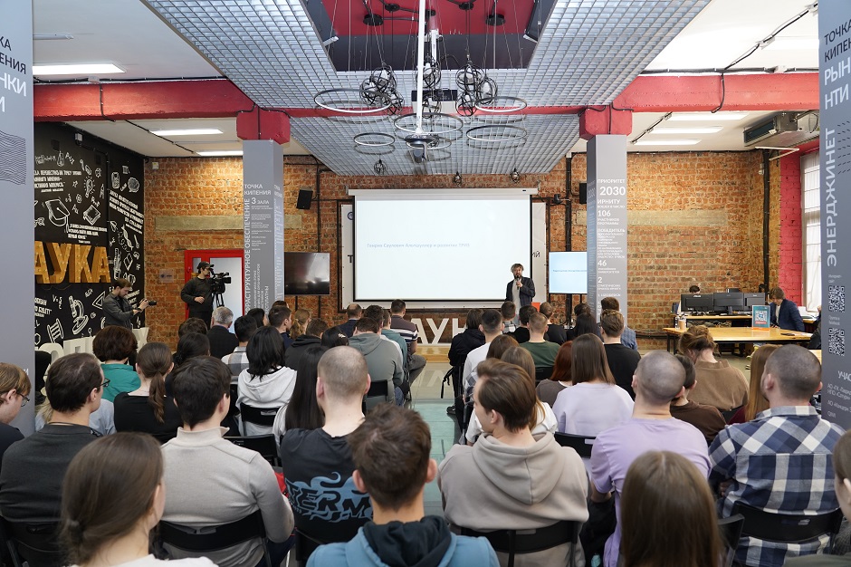 Студенты и преподаватели на мероприятии Студенты и преподаватели на мероприятии