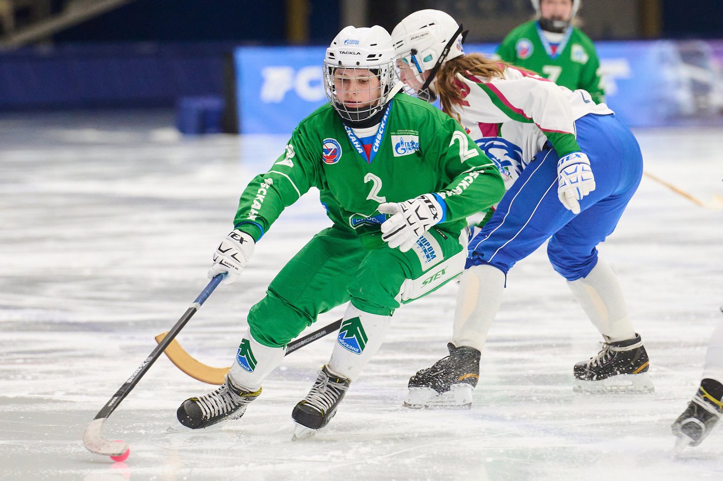 Хоккей с мячом среди женских команд. Фото: ледовый дворец «Байкал»