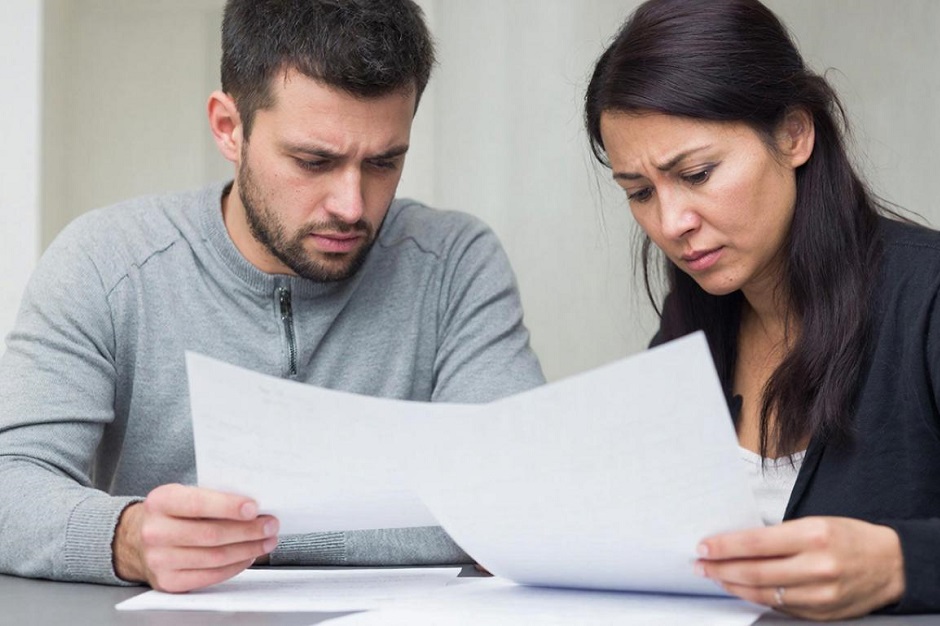 Пара с документами. Изображение сгенерировано нейросетью ГигаЧат