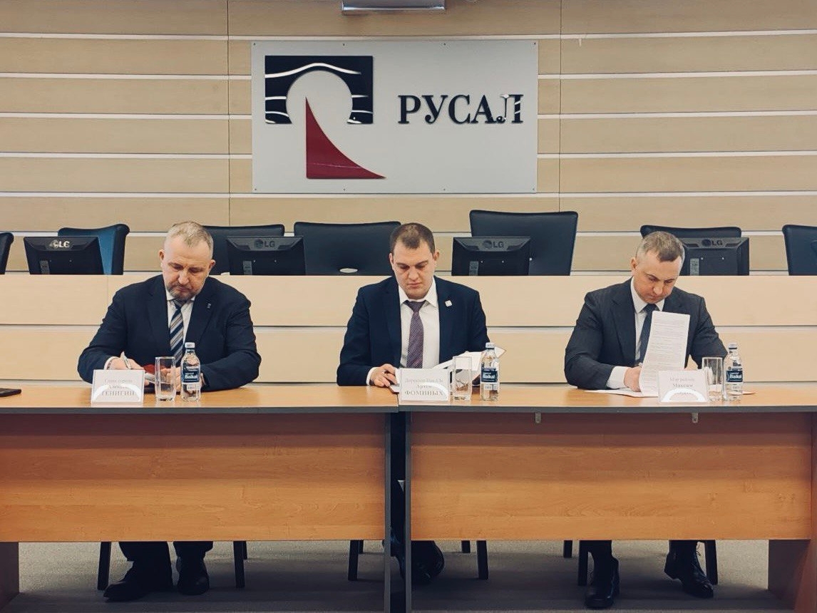 Подписание соглашения. Фото из соцсетей главы Шелехова Алексея Тенигина Подписание соглашения. Фото из соцсетей главы Шелехова Алексея Тенигина