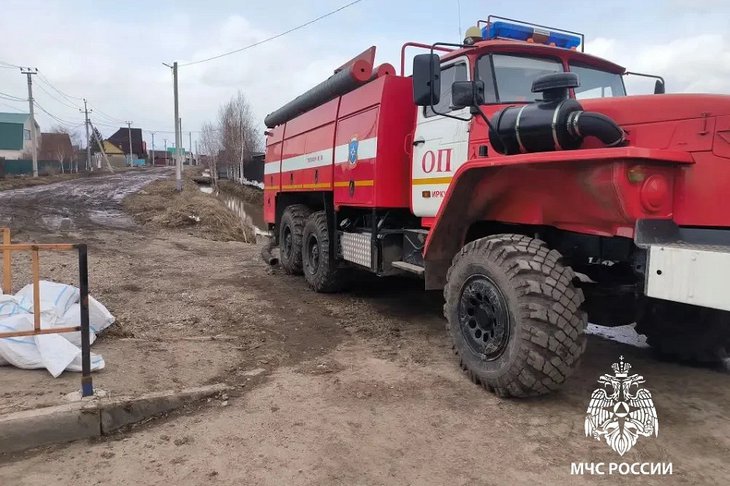С участков откачивают воду. Фото ГУ МЧС России по Иркутской области