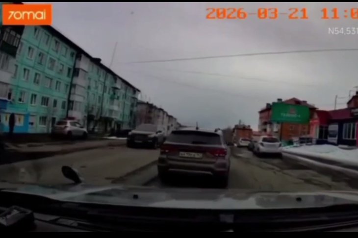 Момент обгона. Скриншот из видео пресс-службы Госавтоинспекции Иркутской области