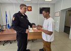 Вручение паспорта. Фото пресс-службы ГУ МВД России по Иркутской области