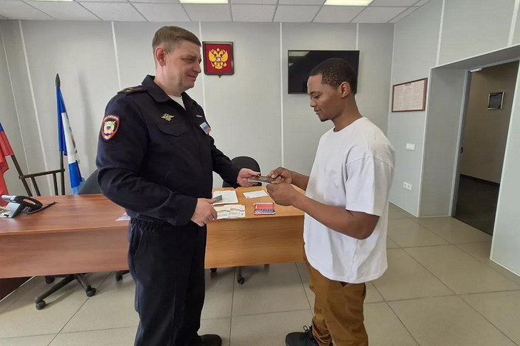 Вручение паспорта. Фото пресс-службы ГУ МВД России по Иркутской области