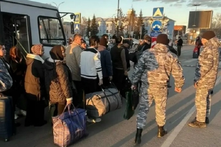 Мигрантов выдворили из России. Фото  ГУ ФССП России по Иркутской области