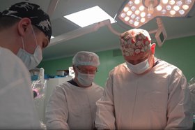 Операция. Скриншот из видео со страницы Юрия Козлова во «ВКонтакте»