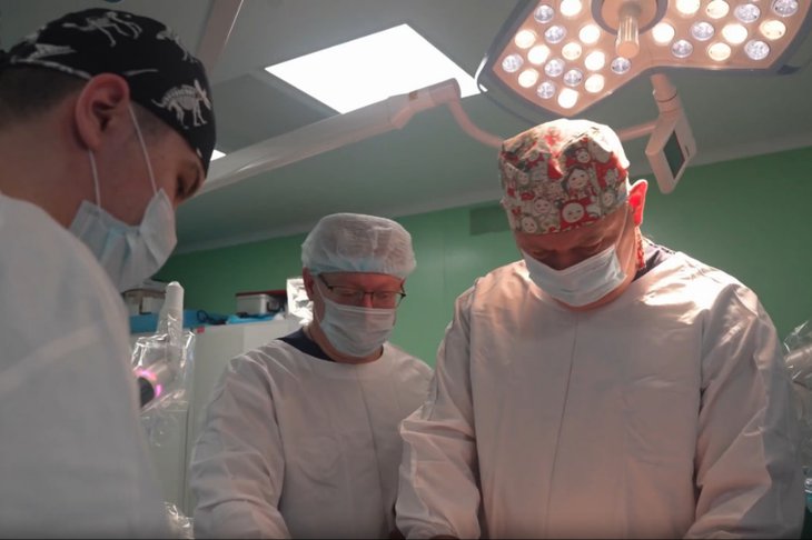 Операция. Скриншот из видео со страницы Юрия Козлова во «ВКонтакте»