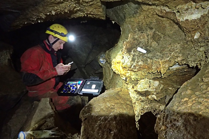 В пещере установлены научные приборы В пещере установлены научные приборы