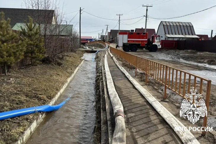 Откачка воды. Фото пресс-службы ГУ МЧС России по Иркутской области