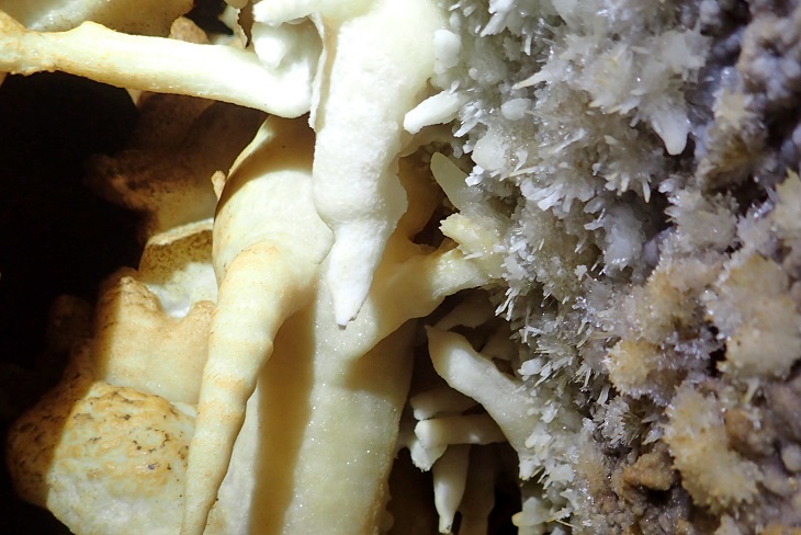 Минералы Ботовской пещеры