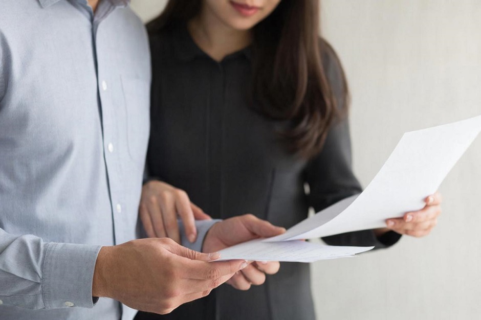 Пара с документами. Изображение сгенерировано нейросетью ГигаЧат