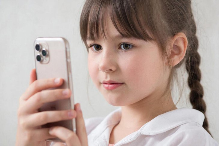 Девочка с телефоном. Изображение сгенерировано с помощью нейросети GigaChat