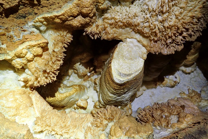 Минералы Ботовской пещеры