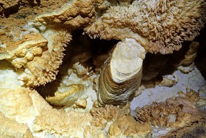 Минералы Ботовской пещеры