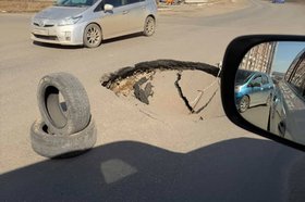 Провал на дороге. Фото очевидцев