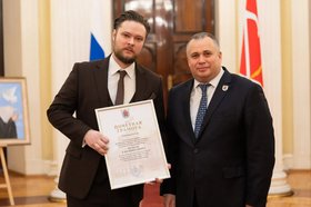 Награждение. Фото пресс-службы Законодательного собрания Санкт-Петербурга