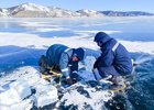 Ученые изучают трещины во льду Байкала. Фото ИЗК СО РАН