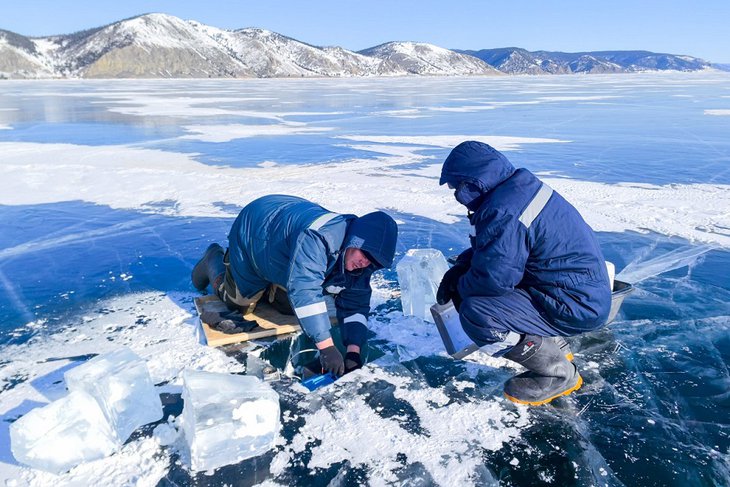 Ученые изучают трещины во льду Байкала. Фото ИЗК СО РАН
