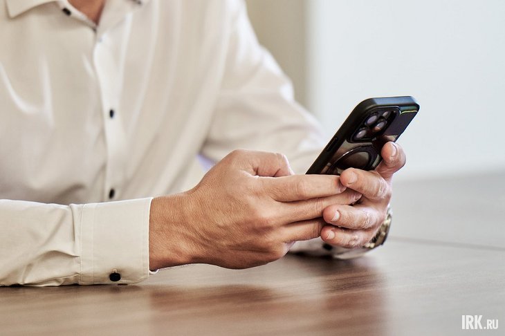 Телефон в руках. Фото Маргариты Романовой, IRK.ru