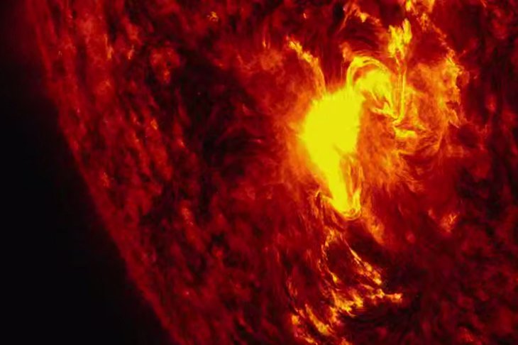 Вспышка на Солнце 30 марта 2026 года. Скриншот видео лаборатории солнечной астрономии ИКИ РАН