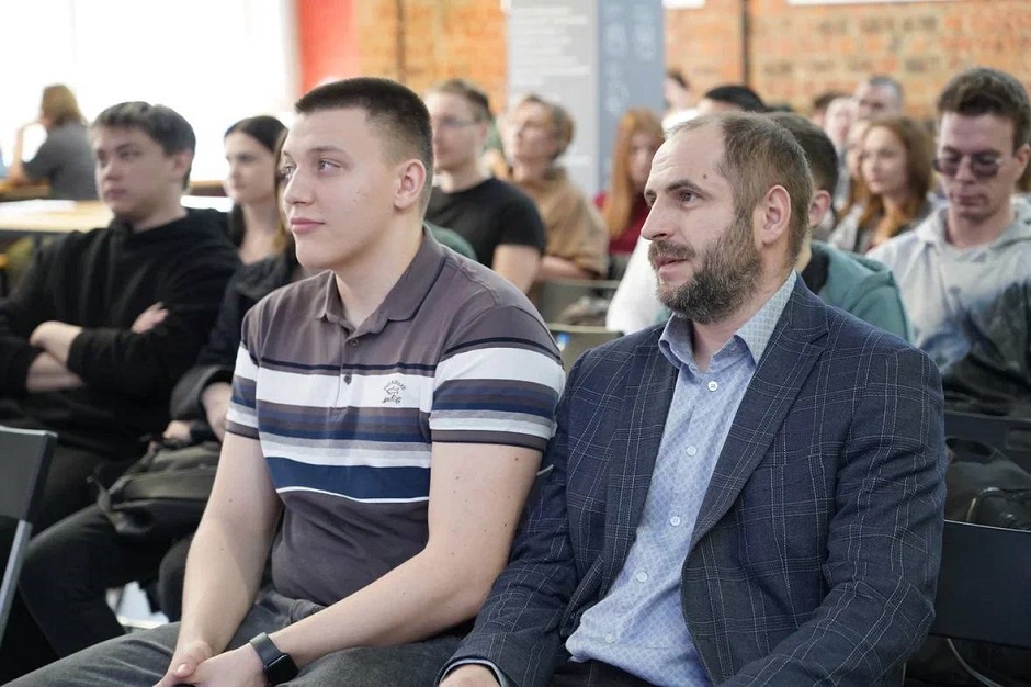 На встрече присутствовали студенты, преподаватели и молодые инженеры На встрече присутствовали студенты, преподаватели и молодые инженеры