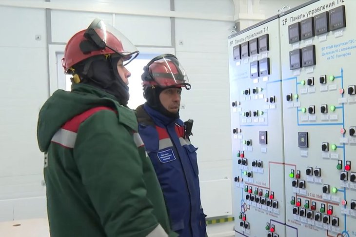 Работники подстанции. Скриншот из видео проекта Общественного телевидения России «День Региона»