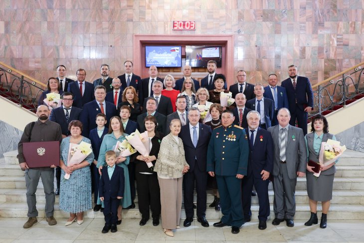 Игорь Кобзев вручил государственные награды жителям Приангарья. Фото пресс-службы правительства региона