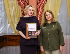 Генеральный директор IRK.ru Анна Суркова и руководитель отделения Народного фронта в Иркутской области Елена Зубун