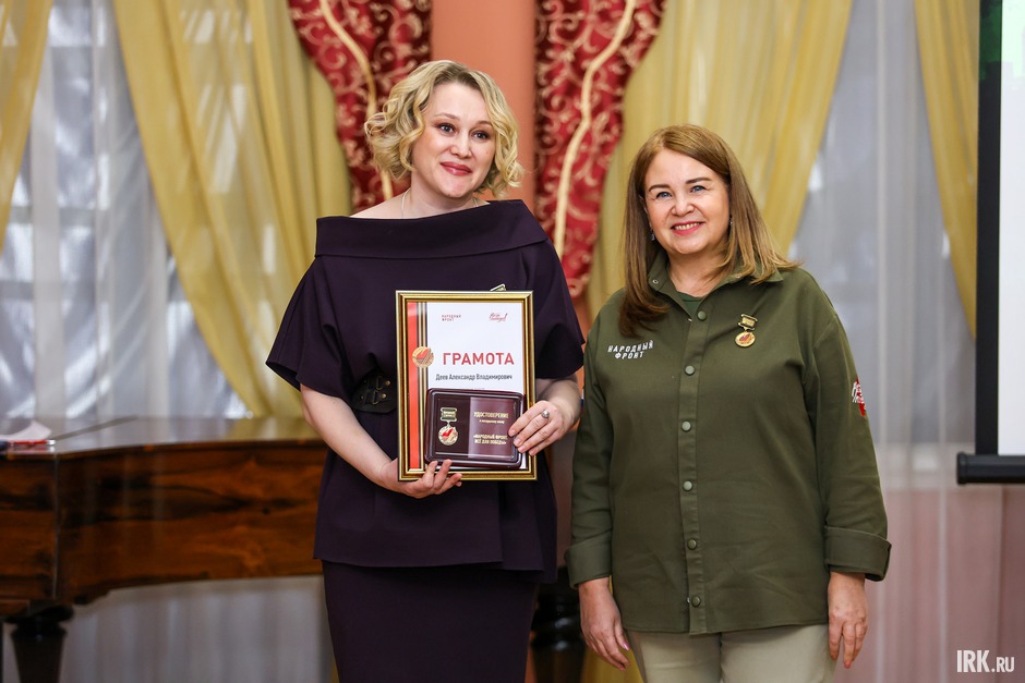 Генеральный директор IRK.ru Анна Суркова и руководитель отделения Народного фронта в Иркутской области Елена Зубун