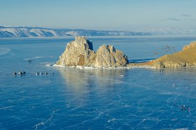 Байкал и скала Шаманка. Фото Ильи Татарникова из архива IRK.ru