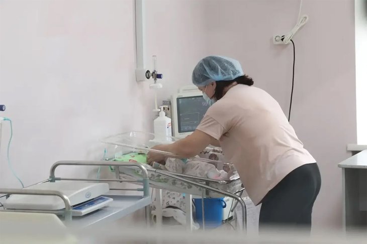 Женщина с ребенком. Фото пресс-службы правительства Иркутской области