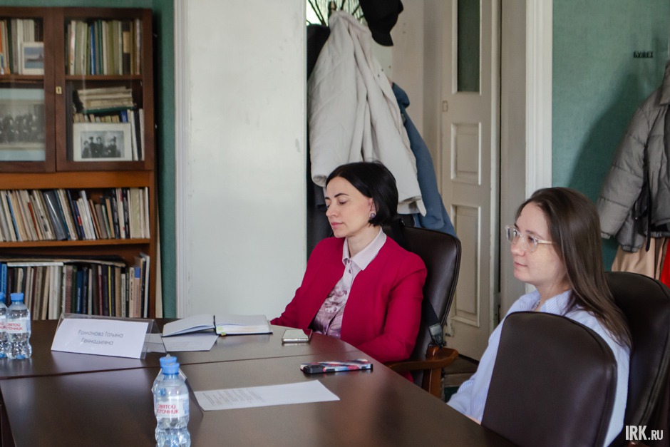 Заведующая музеем истории Иркутского авиационного завода Татьяна Романова и краевед Софья Обровец. Фото: Кристина Митина