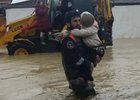 Спасатель с ребенком. Фото пресс-службы ГУ МЧС России по Республике Дагестан