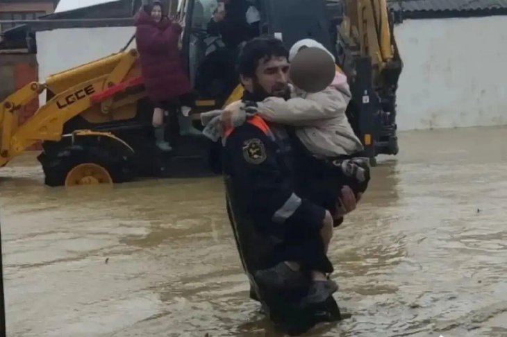 Спасатель с ребенком. Фото пресс-службы ГУ МЧС России по Республике Дагестан