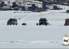Автомобили на льду. Скриншот видео ГУ МВД России по Иркутской области