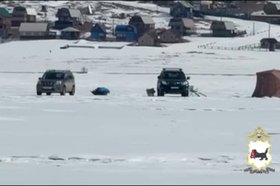 Автомобили на льду. Скриншот видео ГУ МВД России по Иркутской области