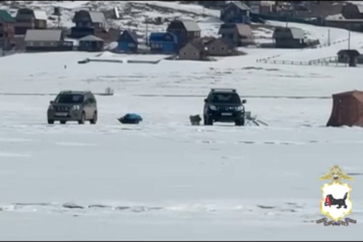 Автомобили на льду. Скриншот видео ГУ МВД России по Иркутской области
