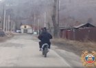Подростки на мототранспорте. Скриншот видео Госавтоинспекции Иркутской области