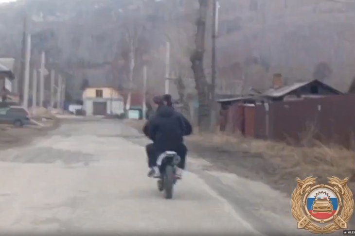 Подростки на мототранспорте. Скриншот видео Госавтоинспекции Иркутской области