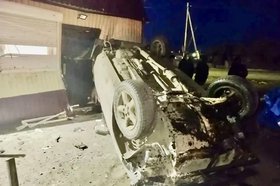 Иномарка врезалась в остановку и магазин. Фото пресс-службы Госавтоинспекции Иркутской области
