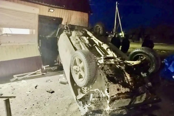 Иномарка врезалась в остановку и магазин. Фото пресс-службы Госавтоинспекции Иркутской области