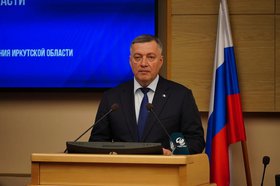 Игорь Кобзев выступает с посланием Заксобранию. Фото IRK.ru