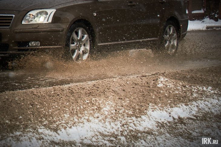Снег и грязь на дороге. Фото Маргариты Романовой, IRK.ru