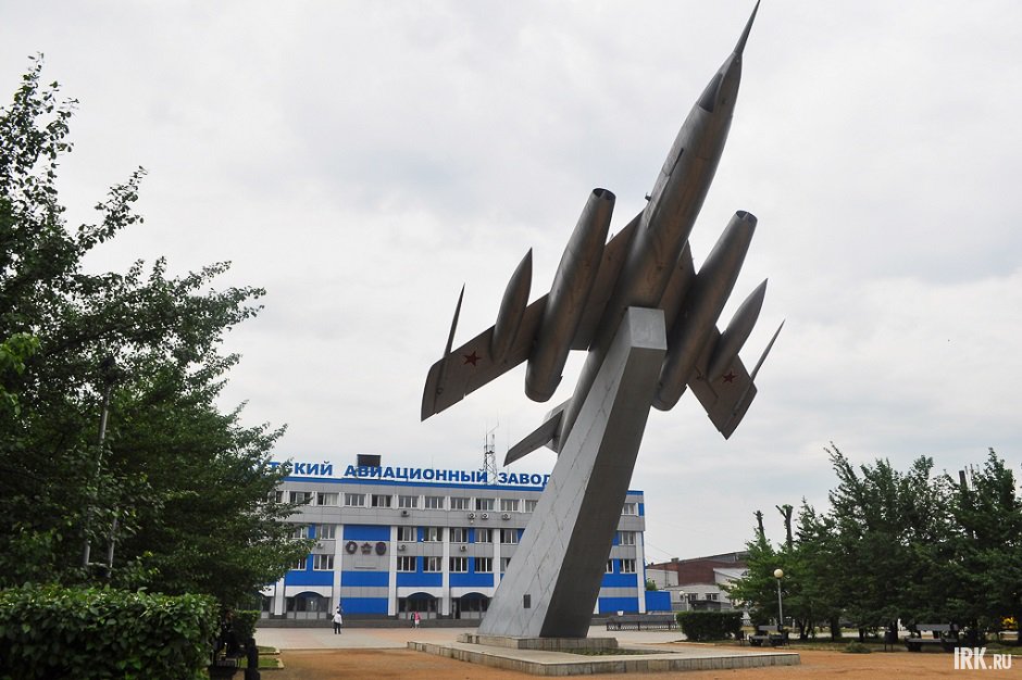 Скульптура самолета рядом с ИАЗ. Фото IRK.ru