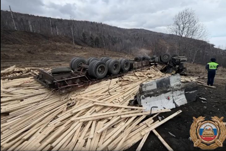Перевернутая фура. Скриншот из видео пресс-службы Госавтоинспекции Иркутской области