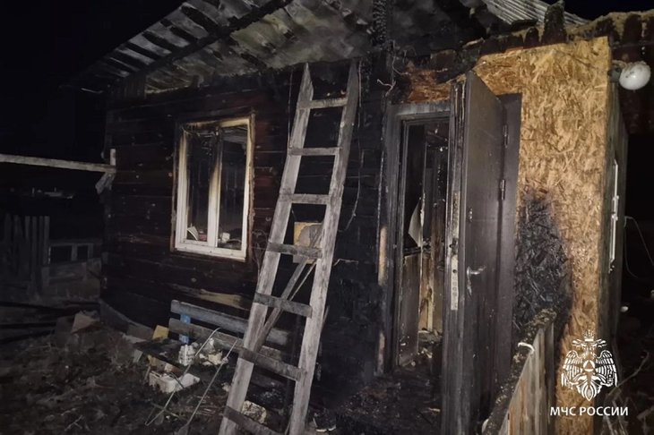 Сгоревший дом. Фото ГУ МЧС России по Иркутской области