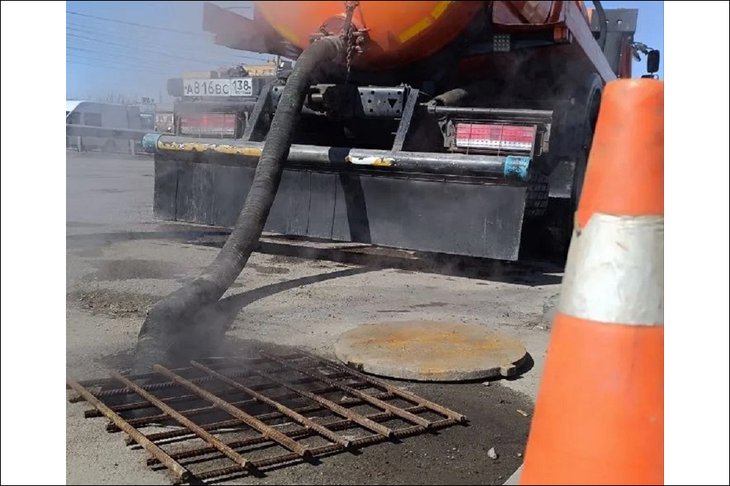 Откачка воды. Фото из канала оператора теплосетей Иркутска в МАХ